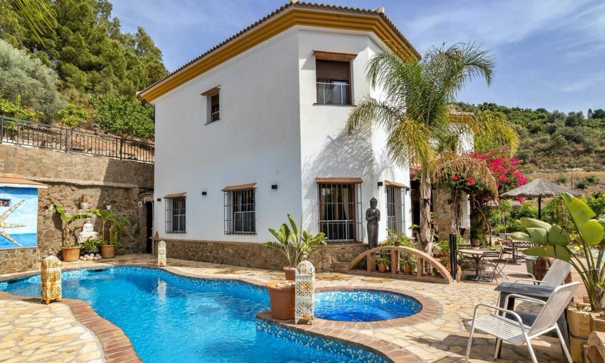 Sayalonga Cottage | Outstanding Private Villa ideal for an amazing holidays
