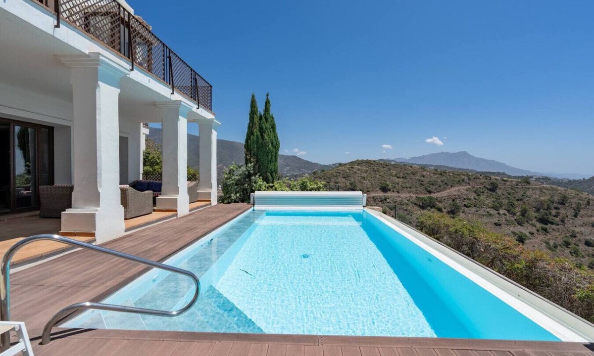 Benahavis Villa | Panoramic views · Heated pool · 5-bedroom villa in Benahavís