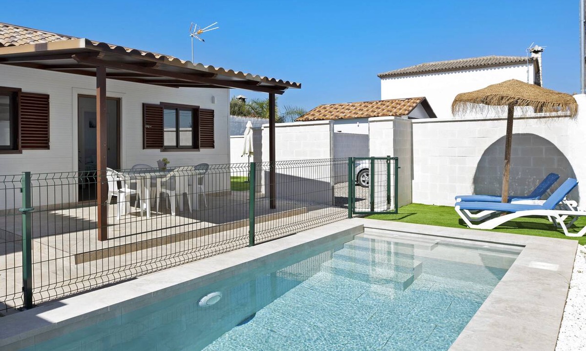Conil de la Frontera House | Pet-friendly Chalet Casa Maria with Wi-Fi, Pool, Garden & Terrace