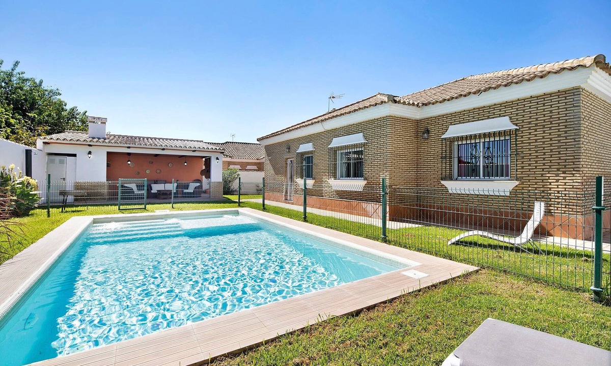 Chiclana de la Frontera House | Pet-Friendly Holiday Home Olivos 1b with Pool and Wi-Fi