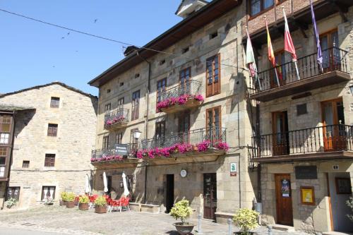 Vega de Pas Hotel | Posada Casa de Don Guzmán