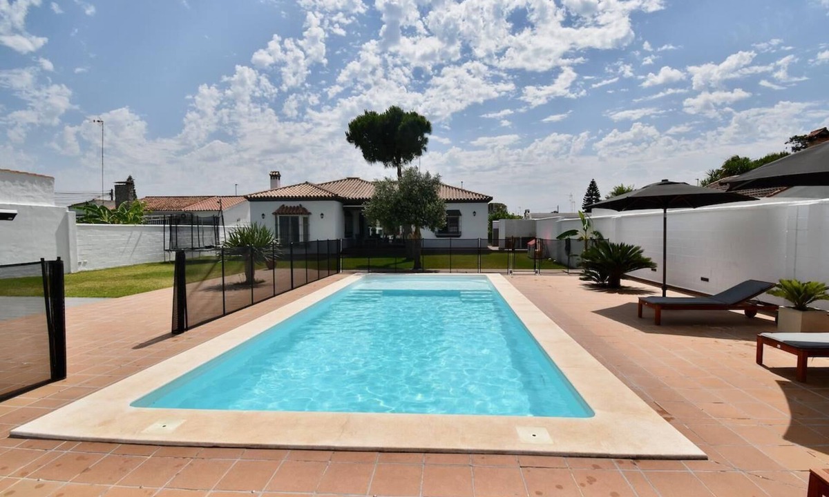 Los Gallos-Cerromolino Ski Chalet | Private villa with pool in Chiclana