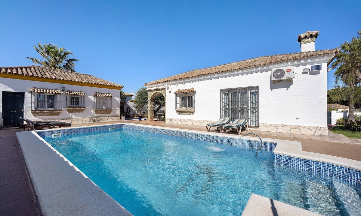 Chiclana de la Frontera Villa | Private Villa with Pool in Chiclana de la Frontera