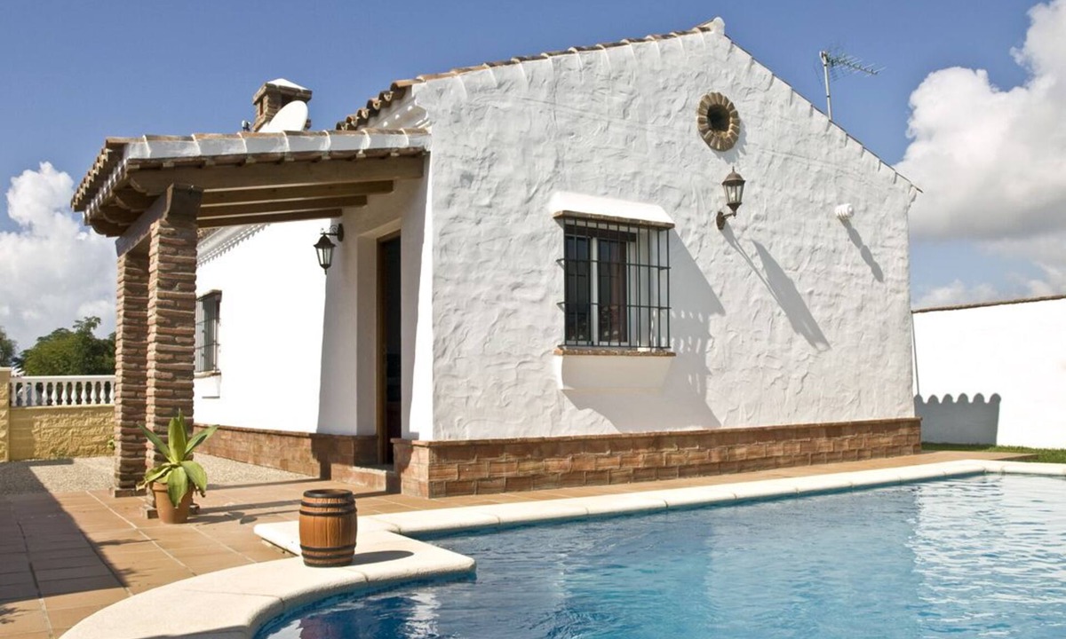Conil de la Frontera House | Private pool, close to the beach and town, covered barbecue terrace, fly screens, Wifi - Casa Marinas -