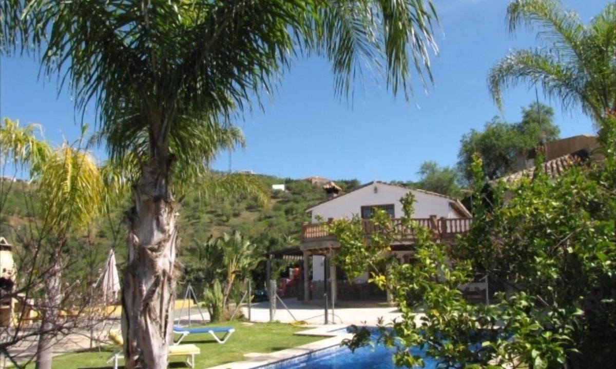 Guaro Cottage | Private villa with jacuzzi in Guaro