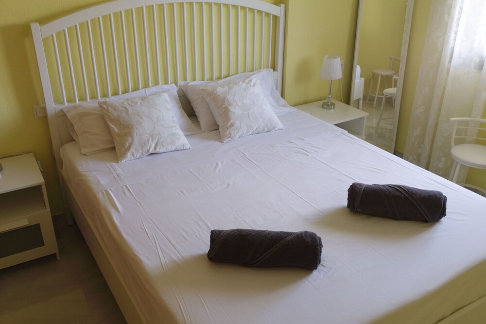 Benalmadena Costa Apartment | Pueblo del Parque - Charming 1 bedroom apartment with garden and mountain views