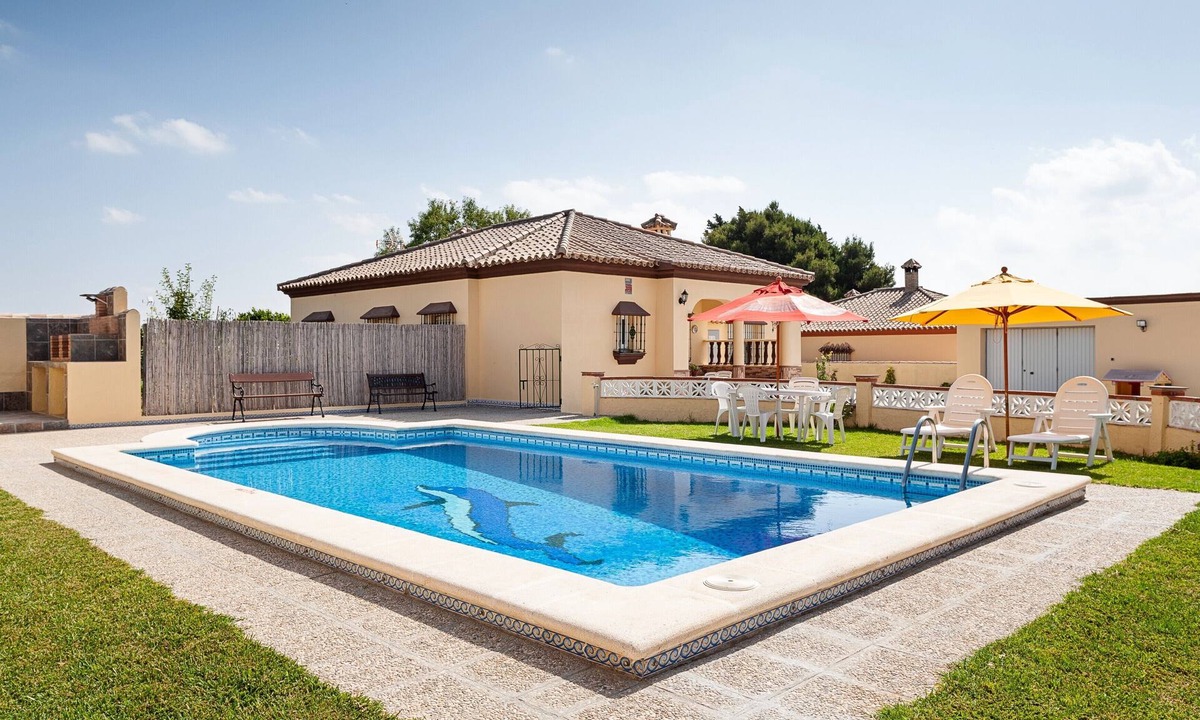 Chiclana de la Frontera House | Quiet Home "Camino del Pozo La Boyal" near City Centre with Pool, Terrace & Lawn