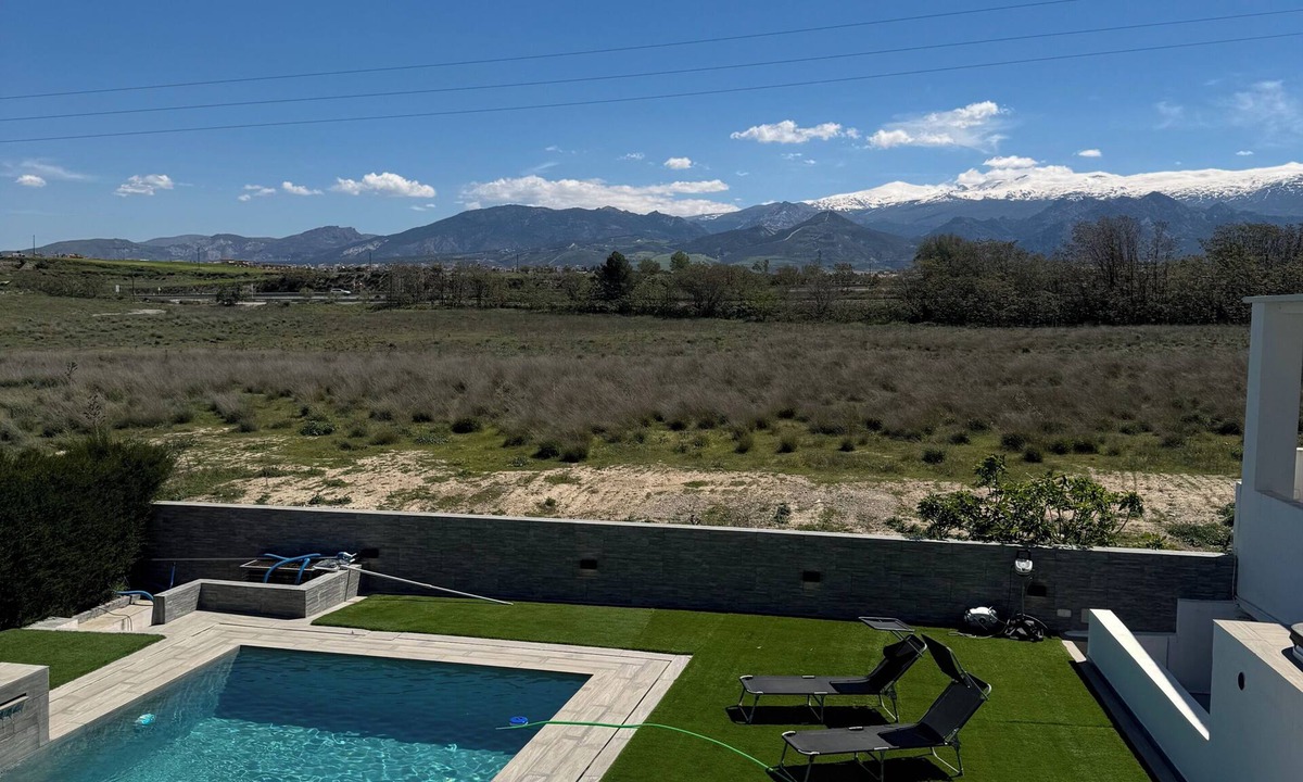 Otura Villa | Relax at Villa Baena: pool, jacuzzi and total privacy