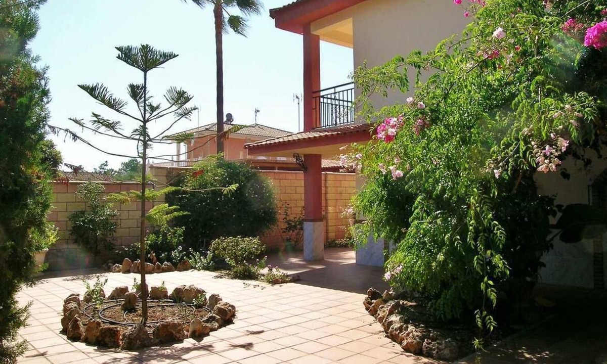 Lepe Ski Chalet | RELAX, BEACH, NATURE… !. INDEPENDENT CHALET WITH GARDEN, AIR CONDITION, WIFI.