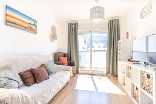 Guejar Sierra Apartment | RentitSpain - Güejar Sierra - Moderno y Confortable Veleta II, con Aparcamiento, Terraza y WI-FI