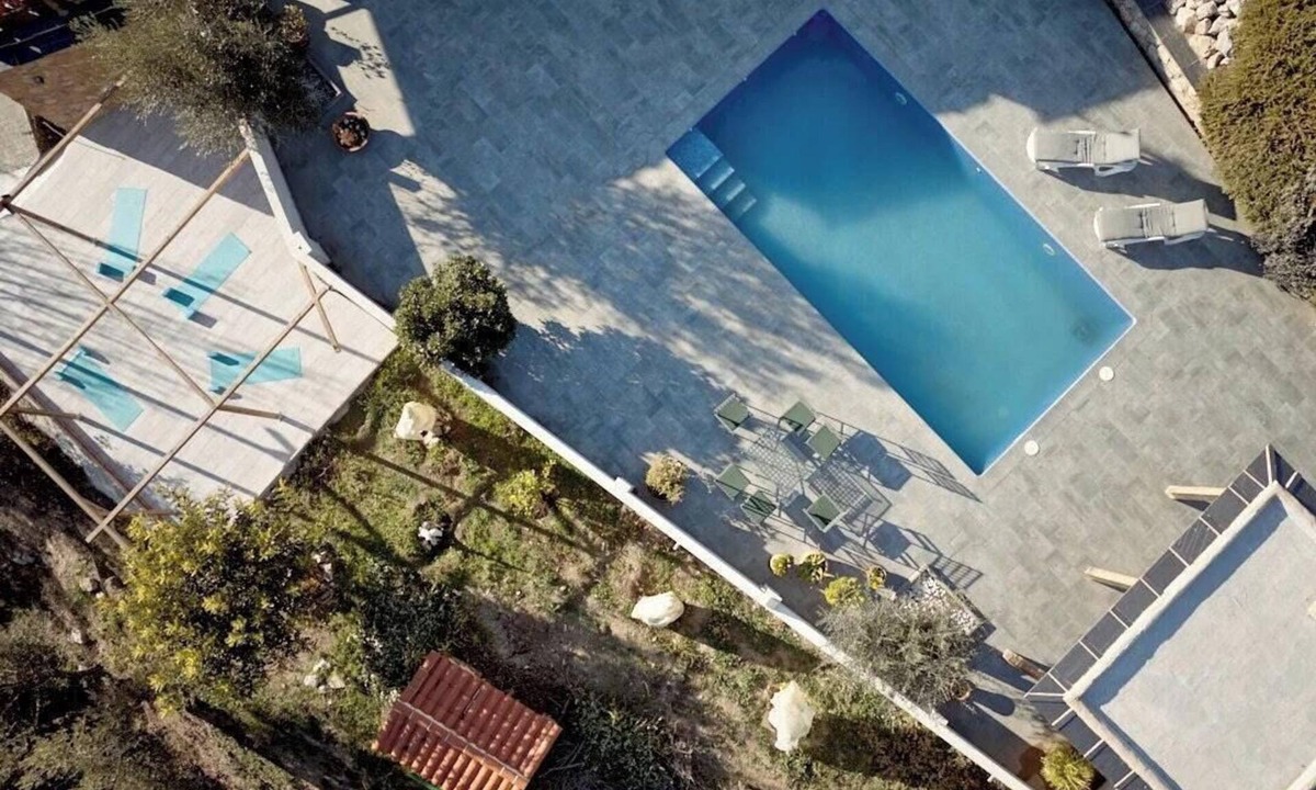 Lanjaron Apartment | Retreat with pool and yoga near Granada