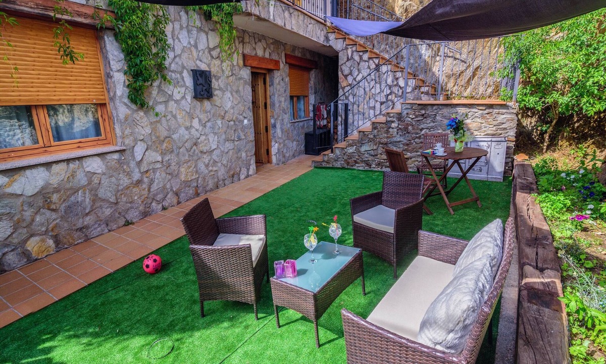La Omanuela Apartment | Riverside Rustic Retreat