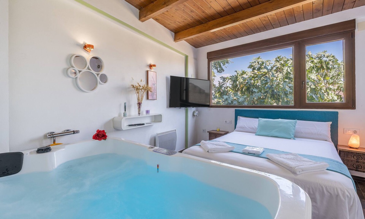 Ambroz Apartment | Room 'Con Baño Privado' with Mountain View, Wi-Fi and Air Conditioning