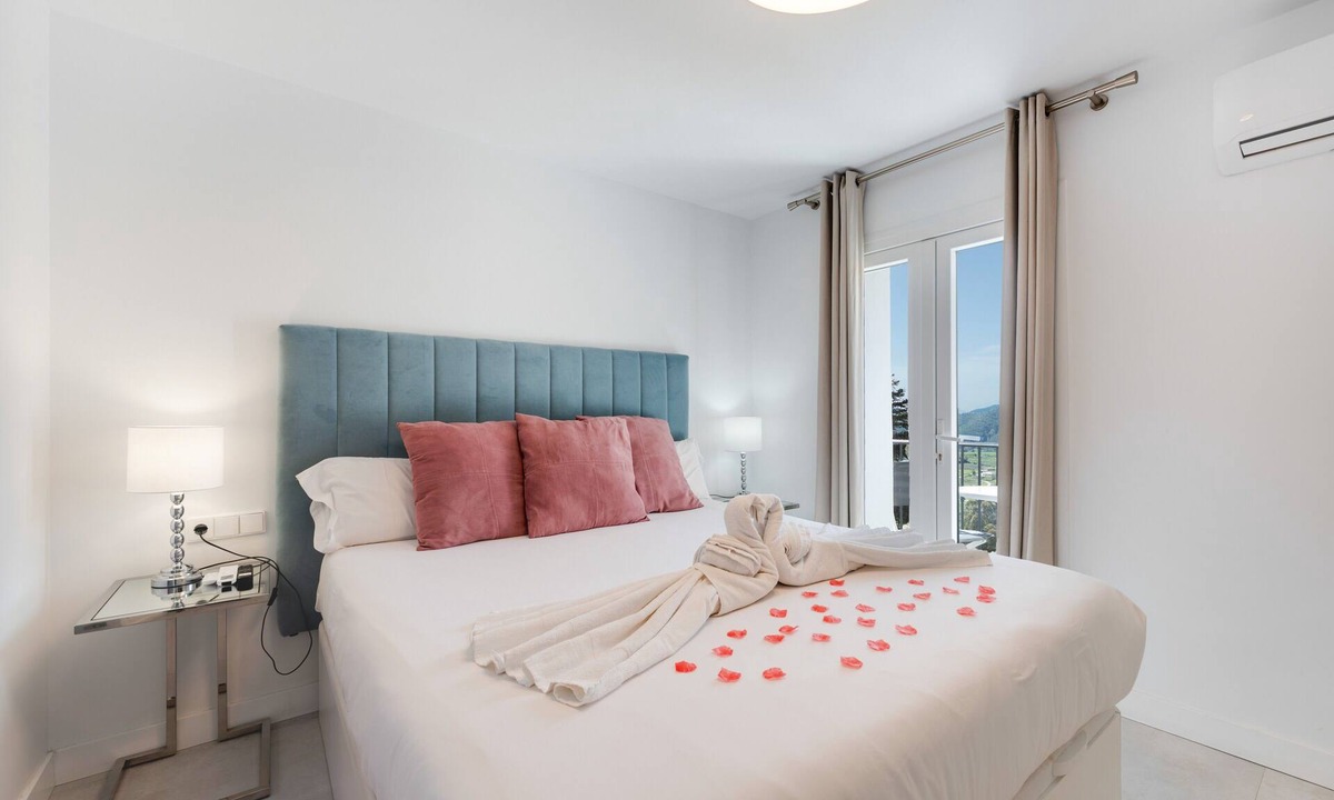 Carratraca Bed & Breakfast | Room Isabel Mountain Views Double Whirlpool Bath