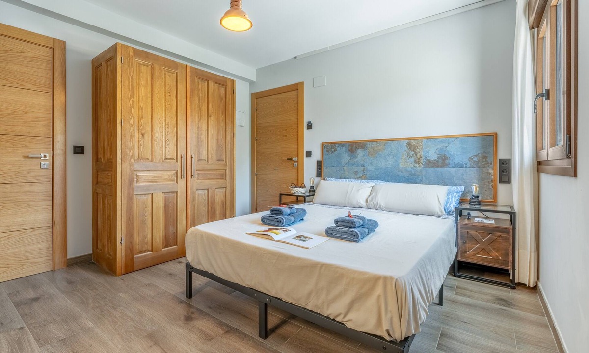 Murchas Apartment | Room 'La Boheme 6' with Mountain View, Wi-Fi and Air Conditioning