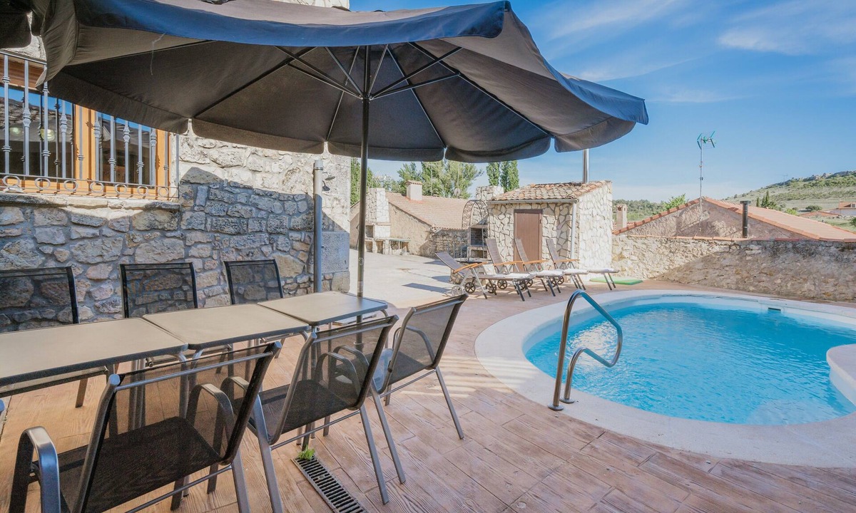 Castro de Fuentiduena House | Rural House 'Gemelas Del Duratón' with Mountain Views, Private Garden and Wi-Fi