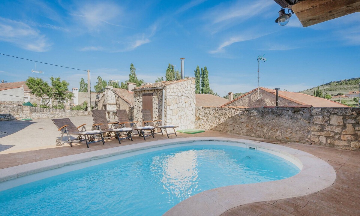 Castro de Fuentiduena House | Rural House 'Peña' with Mountain Views, Shared Pool and Wi-Fi