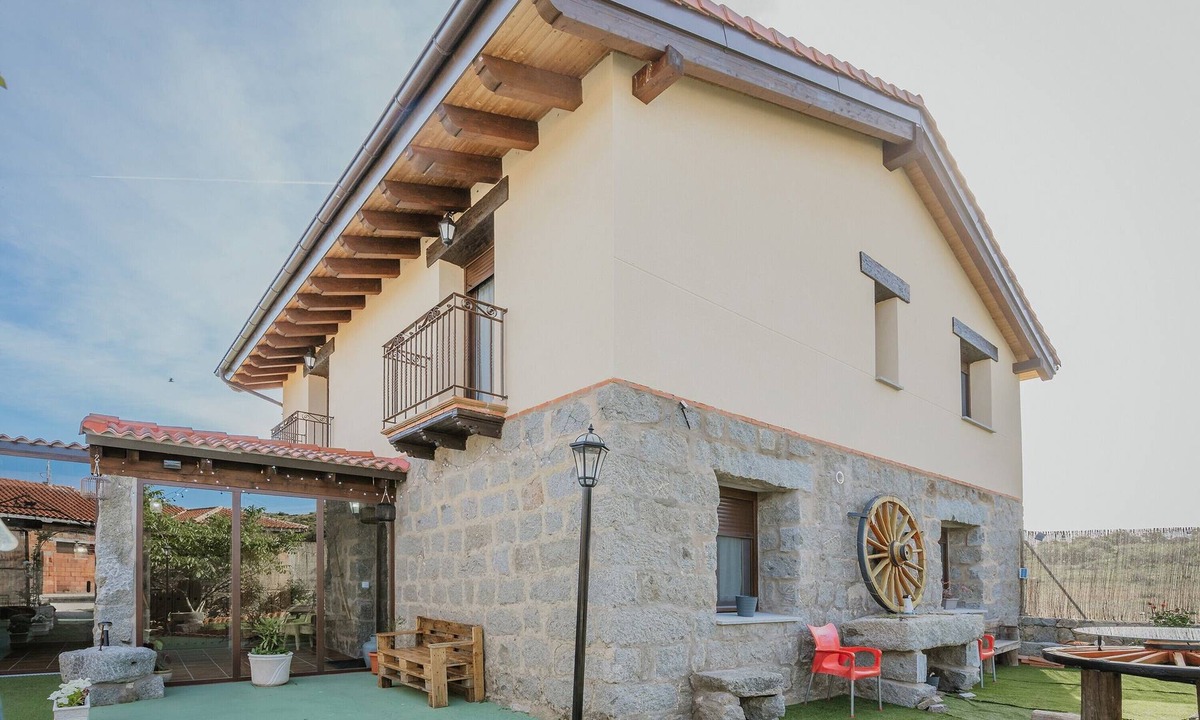 Marlin House | Rural House 'El Trillo' for 8 Guests with Sierra de Ávila Views, Garden & Barbecue