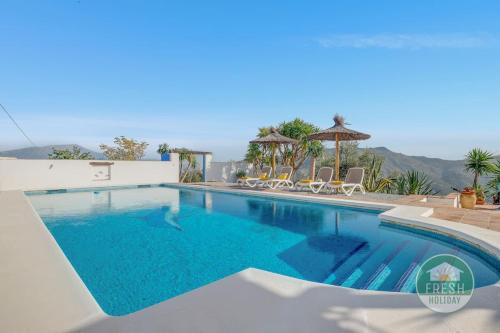Colmenar House | Rustic 3BR Villa with Large Pool & Views