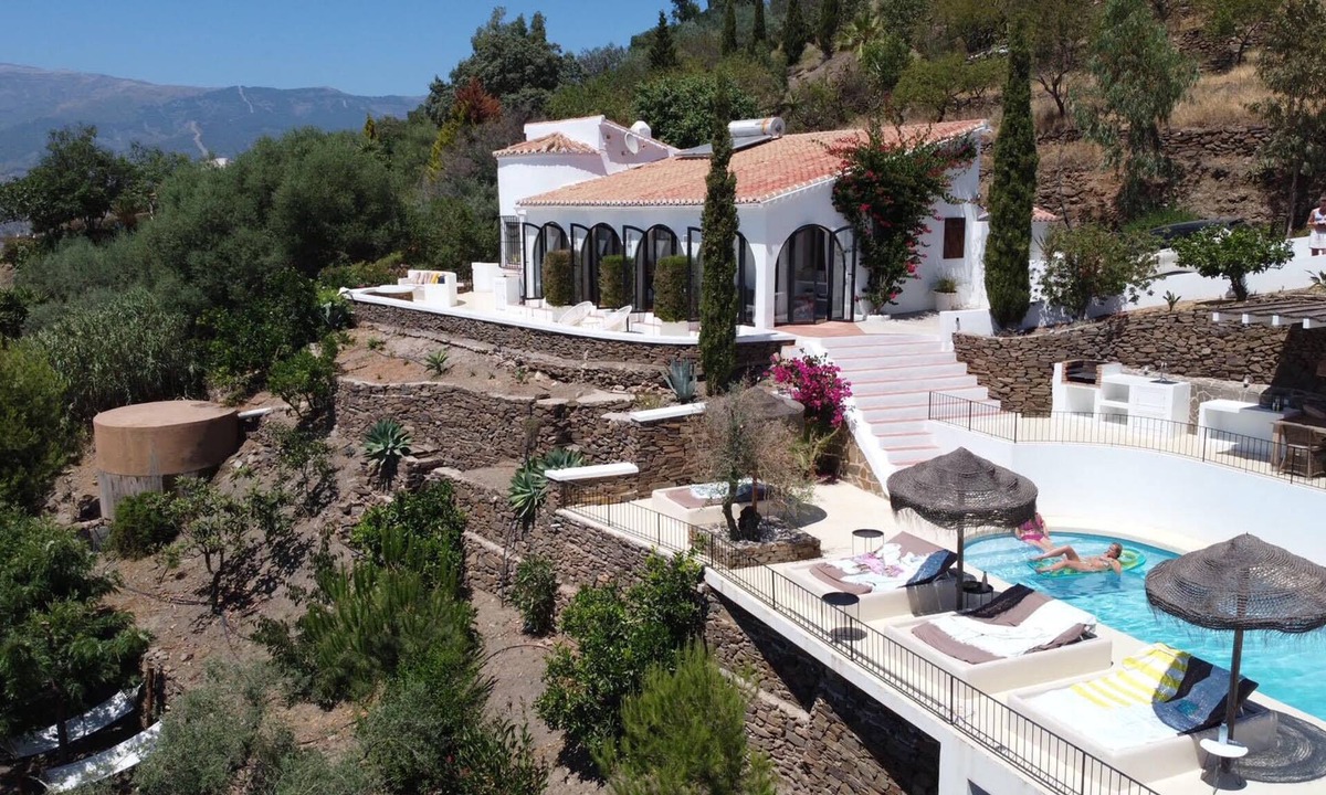 Sayalonga Villa | Sea & mountain views - 8 persons - private pool - air conditioning.