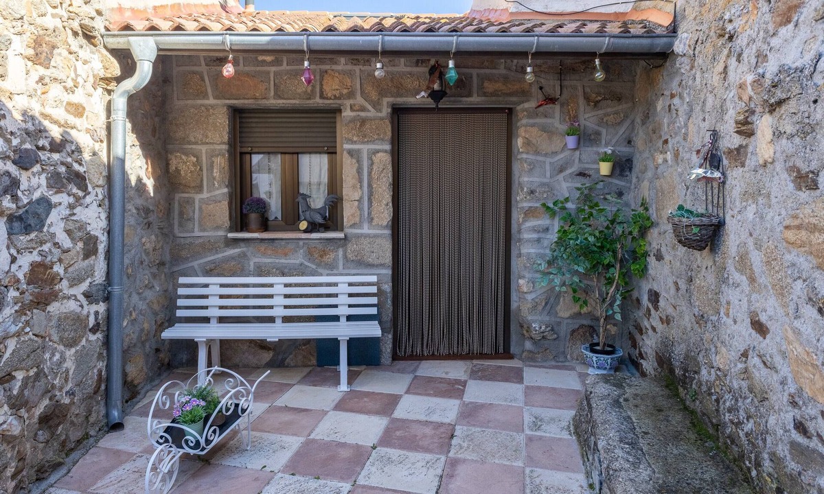 Manjabalago House | Siesta y Brisca Country House in Ávila with Mountain Views, Terrace and Balcony