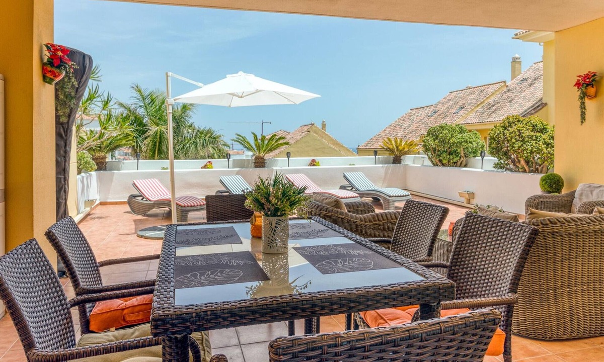 Estepona Apartment | Spacious 3-bedroom apartment, 2 pools, AC, Wifi, close to port and beaches in Estepona