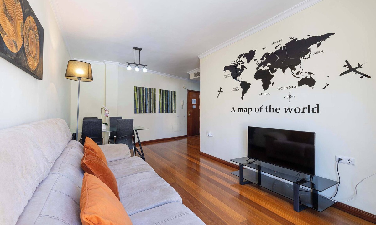 El Molinillo Apartment | Spacious 3-Bedroom Apartment in Málaga