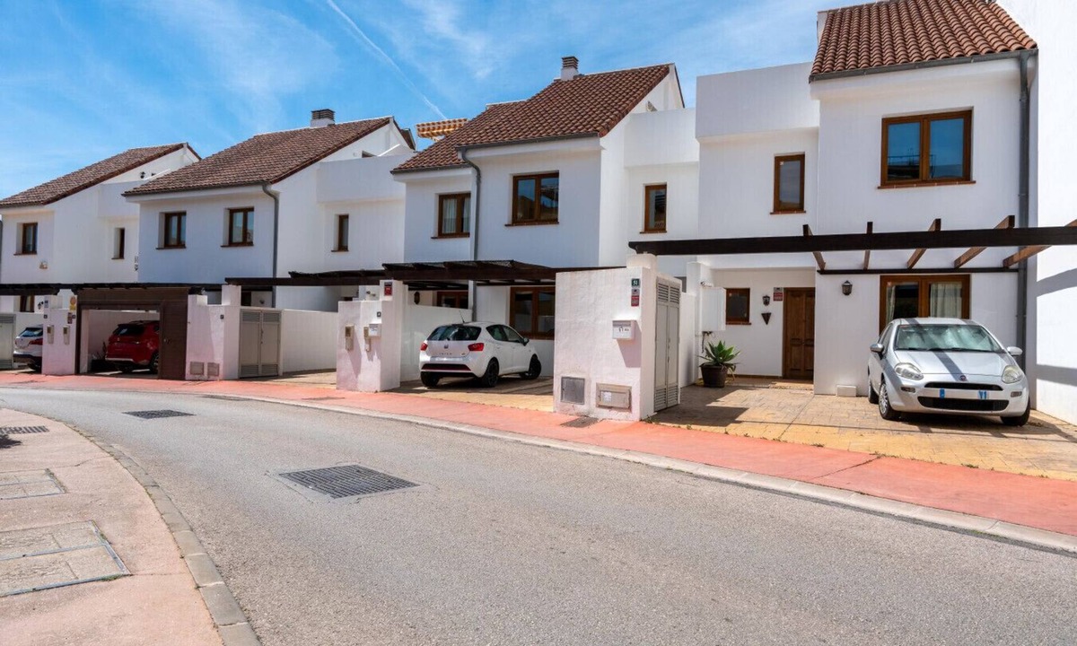Torreblanca Villa | Spacious 4BR Townhouse | Private Rooftop Terrace