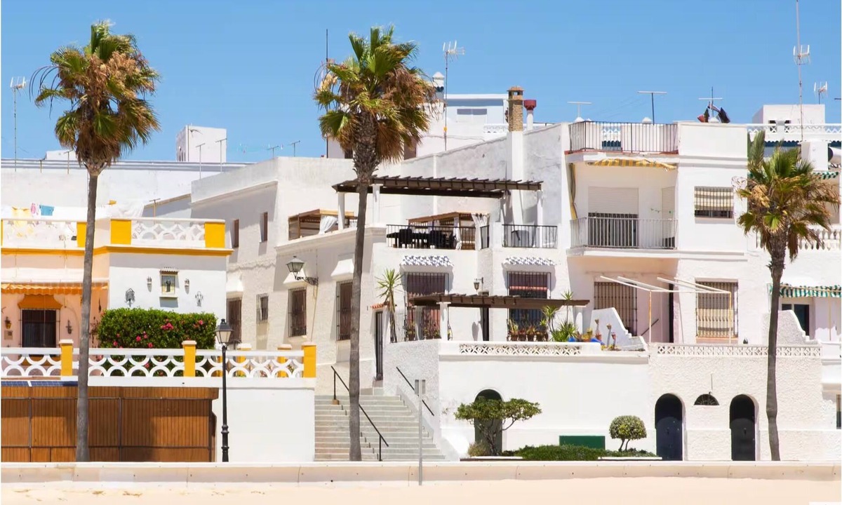Rota Apartment | Spacious 6BR Coastal Retreat - Ideal for Groups - House