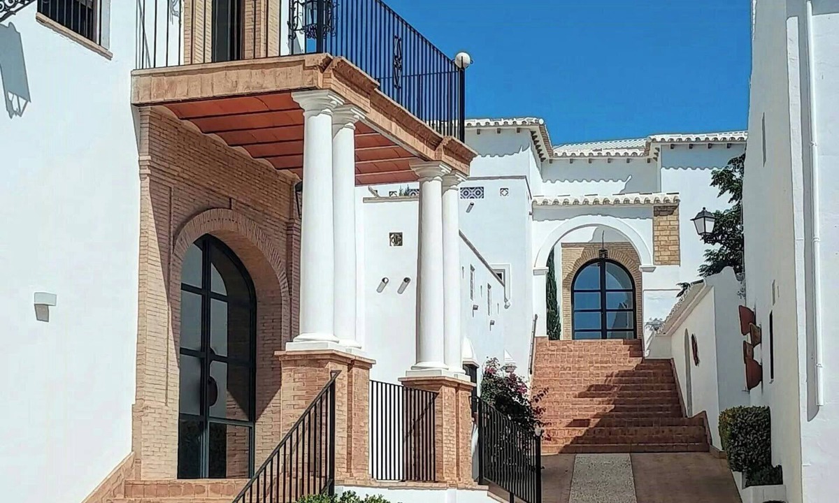 Baena Apartment | Spacious apartment with pool near Córdoba