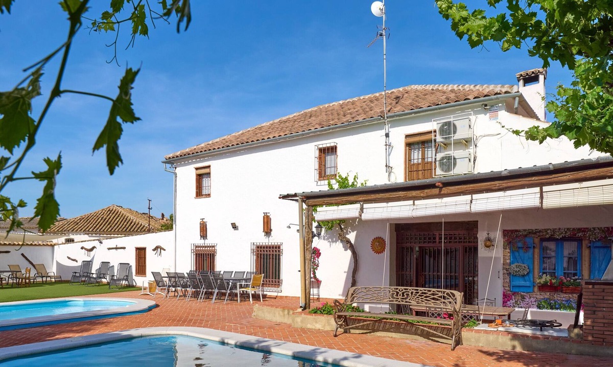 Lucena House | Spacious Cortijo in Lucena, Andalusia - 6 Bedrooms with Mountain Views