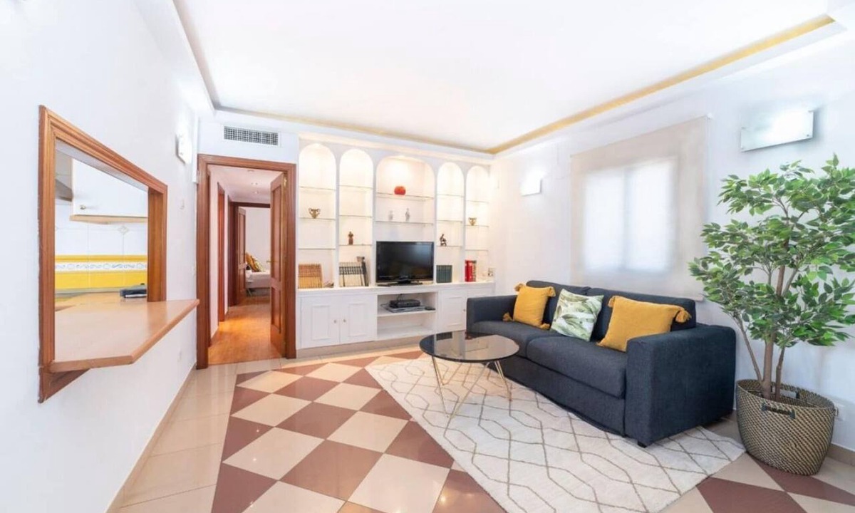 San Julian Apartment | Stay near Feria, Madrid