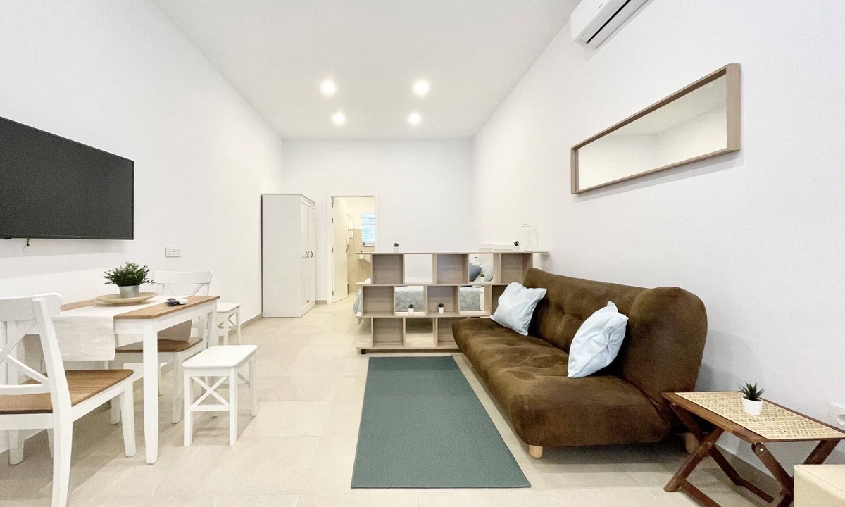 Los Tilos Apartment | Studio-Apartment-Ensuite with Shower-Street View-Estación Centro Vialia 3