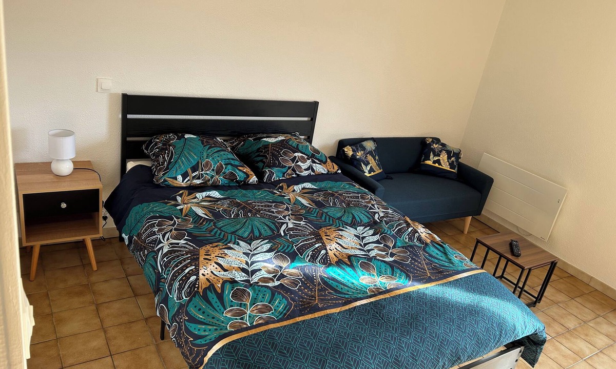 Givet Apartment | Studio Apartment Facing the Courtyard with a View of the Charlemont Citadel - Le Vale