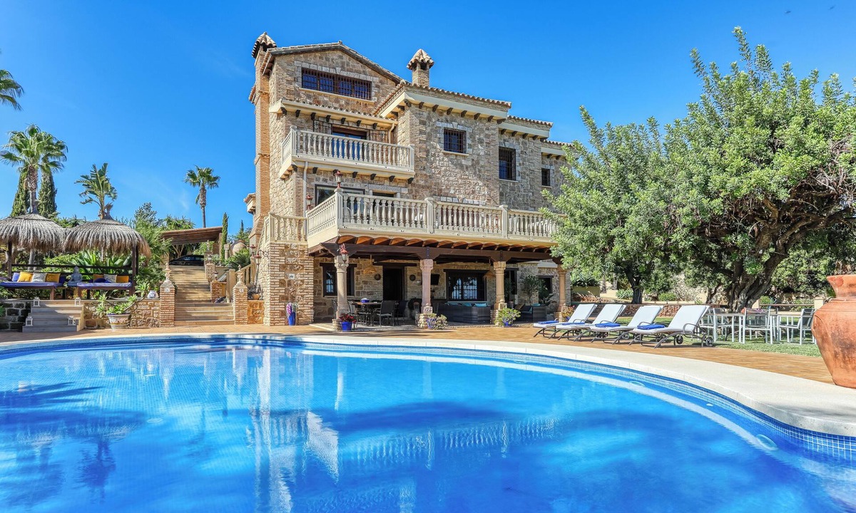 Alhaurin de la Torre Ski Chalet | Stunning villa with an infinity pool and incredible views