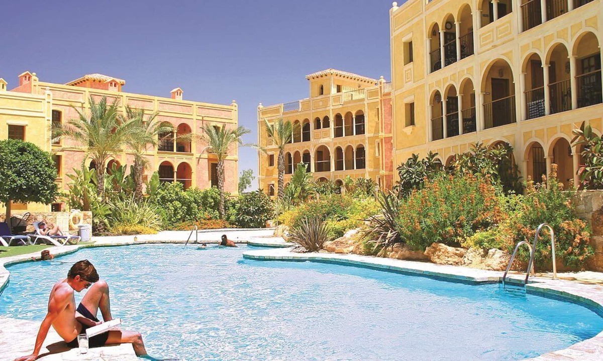 Cunas Apartment | Stylish 2 bedroom 2 bathroom apartment situated in Desert Springs Golf Resort.
