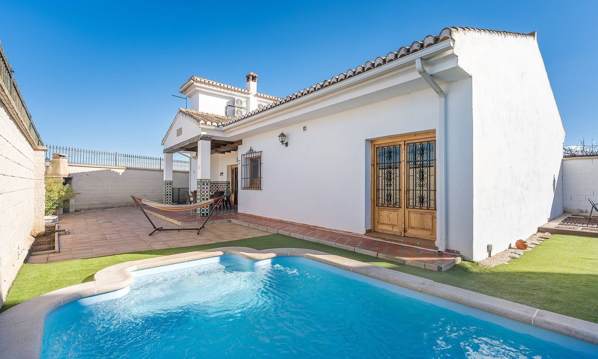 Las Gabias Ski Chalet | Sueños De La Vega (Ground floor villa with pool)