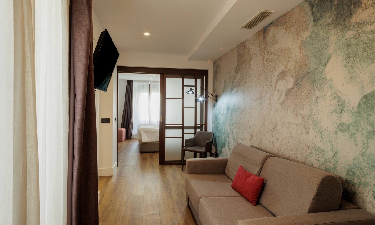 Museo Apartment | Suite Torre del Oro Seville: Pool, Balcony & AC in El Arenal