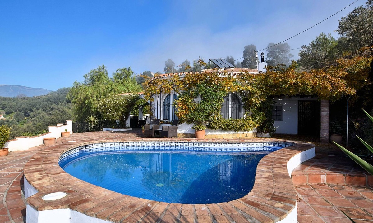Sayalonga Villa | Sun-Soaked Villa with Blue Waters