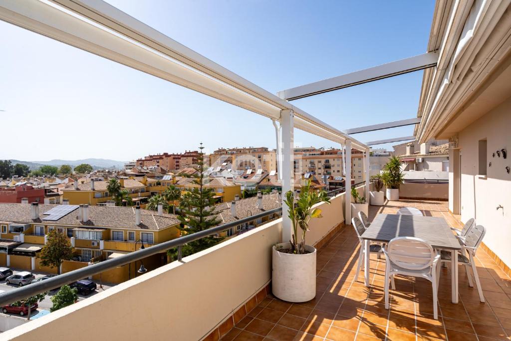 Las Lagunas Apartment | Terraza y Piscina - Koti Rentals - Ático Margarita