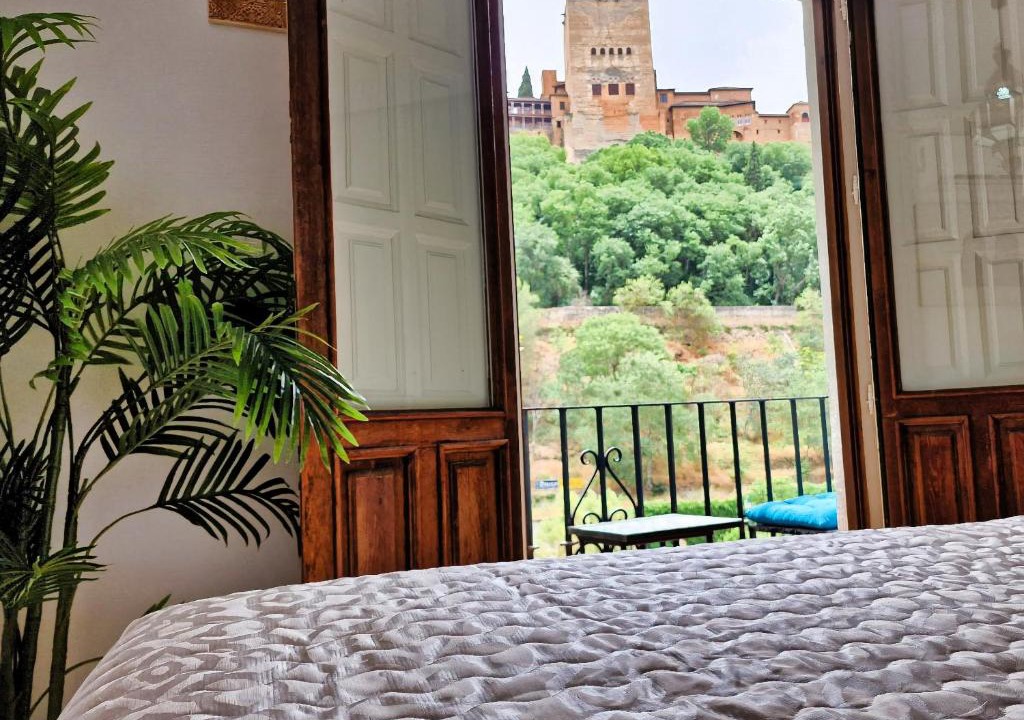 San Pedro Apartment | The Nasrid - Apartamento con balcón frente a la Alhambra - Vistas desde la cama