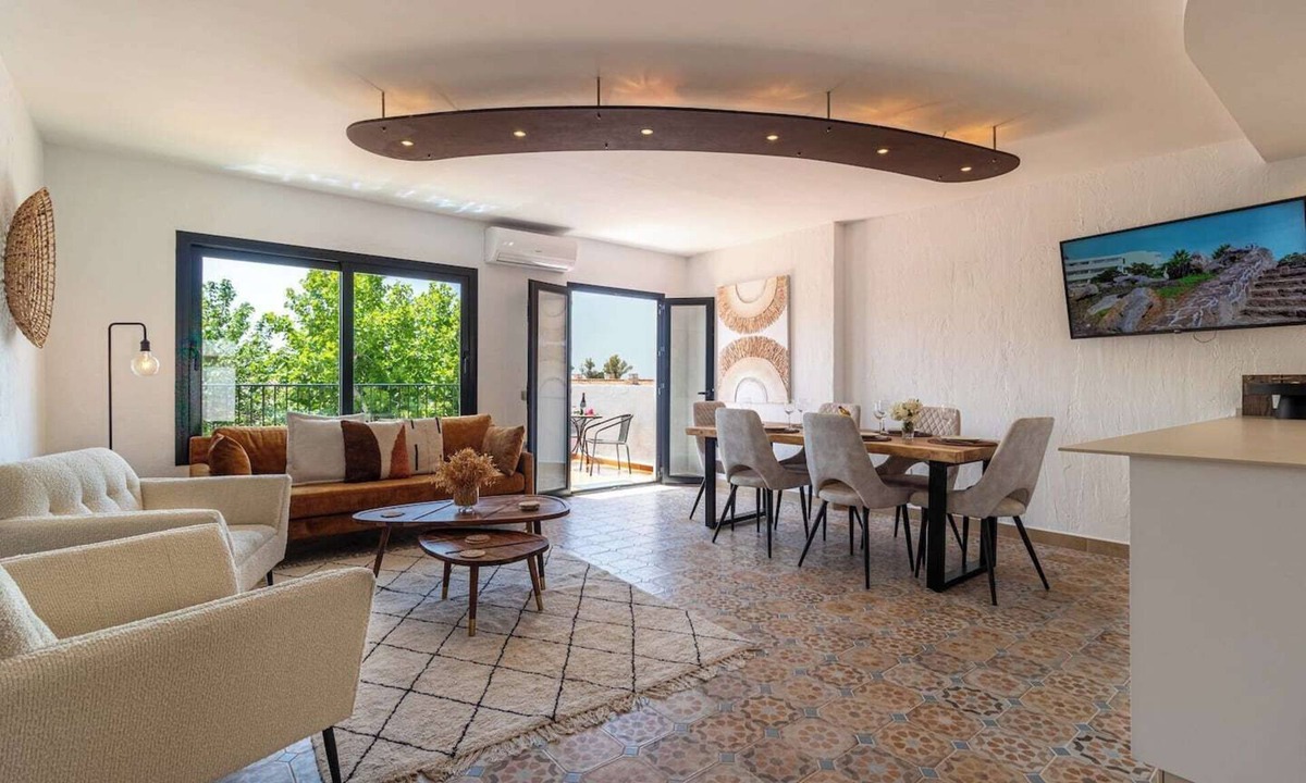 Mijas Pueblo House | This beautiful flat is completely renovated! It has 3 beautiful bedrooms, an open plan fully equipped kitchen, a nice living room with smart tv and a terrace to enjoy the nice weather.