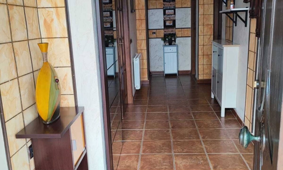 Arriate House | Three bedrooms five bathrooms patio with pool private parking