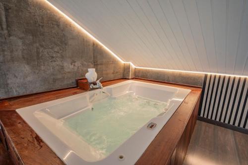 San Martin de Valdeiglesias House | Tríplex con jacuzzi privado y terraza a 1h de Madrid