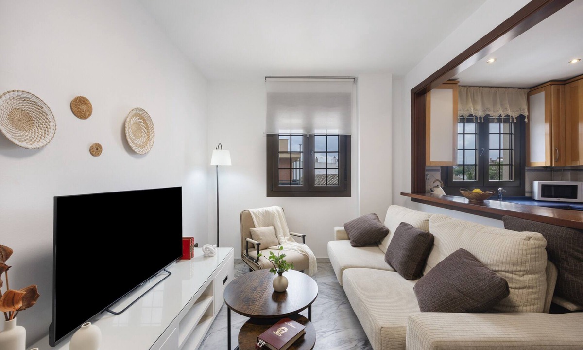 Sanlucar de Barrameda House | Vacation Apartment 9 min from Bajo de Guía with Shared Terrace, Wi-Fi & Air Conditioning