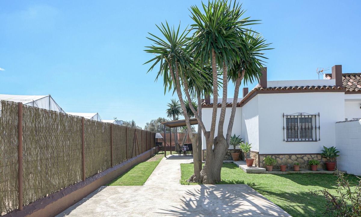 Chiclana de la Frontera House | Vacation Home "Casa Diego" with Mountain View, Wi-Fi, Terrace & Garden