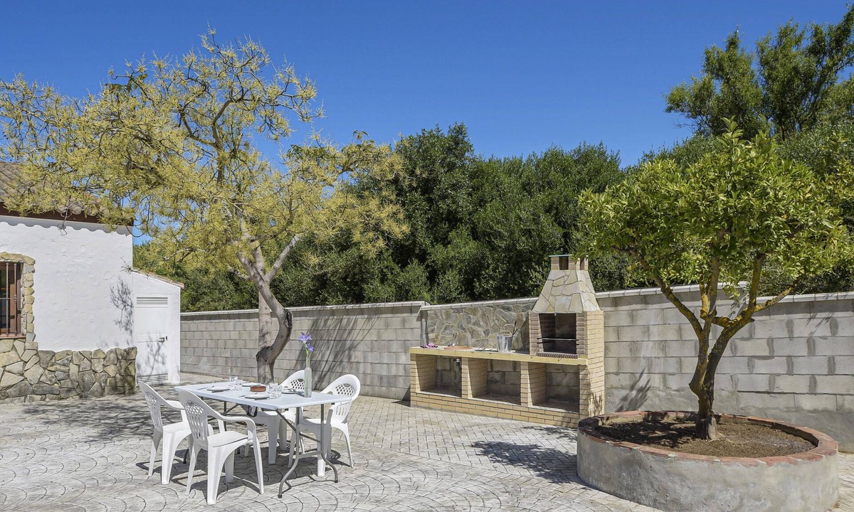 Barbate House | Vacation Home Casa del Patio with Wi-Fi, A/C & Terraces
