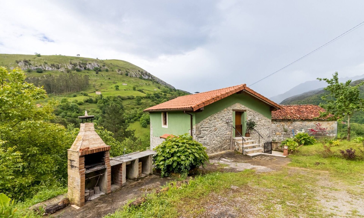 Arredondo House | Vacation Home 'El Rincón De La Naturaleza' with Private Garden, Balcony and Wi-Fi