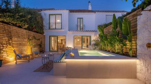 San Pedro de Alcantara House | VACATION MARBELLA I Casa Savia, Private Pool, BBQ, Renovated in 2024, Luxury Ample Interiors, Next to Restaurants, 10min walk to the Beach
