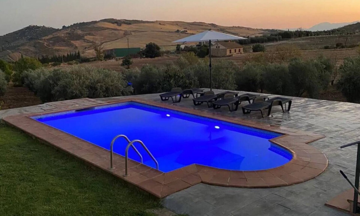 Antequera Villa | Villa 'Rosales' with Mountain View, Wi-Fi and Air Conditioning